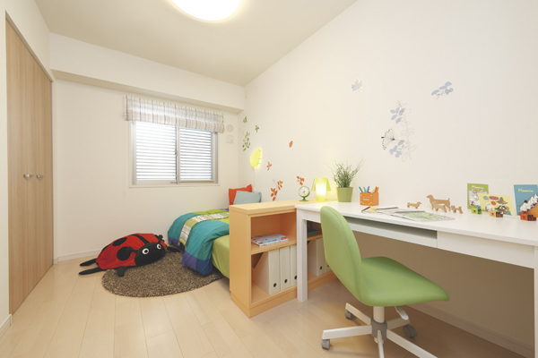 Interior.  [Children's room] Ensure a firm storage facility. Bright, it is nestled a cleanliness (C type model room)