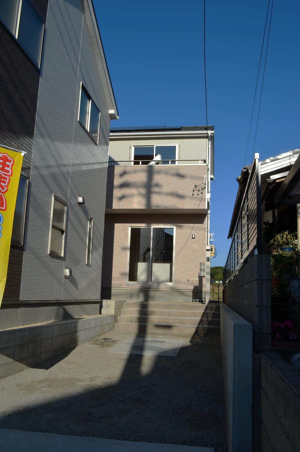 Local appearance photo. Building 2