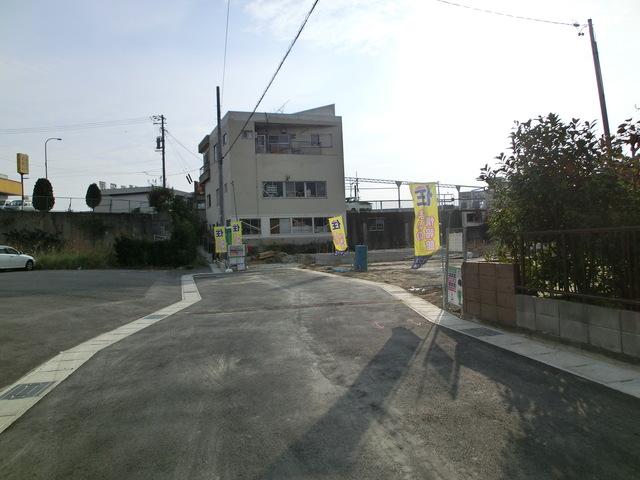 Local photos, including front road. Frontal road 2013 October 31, 2008 shooting