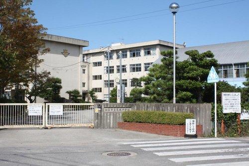 Junior high school. Chiryu Municipal Ryuhoku until junior high school 882m