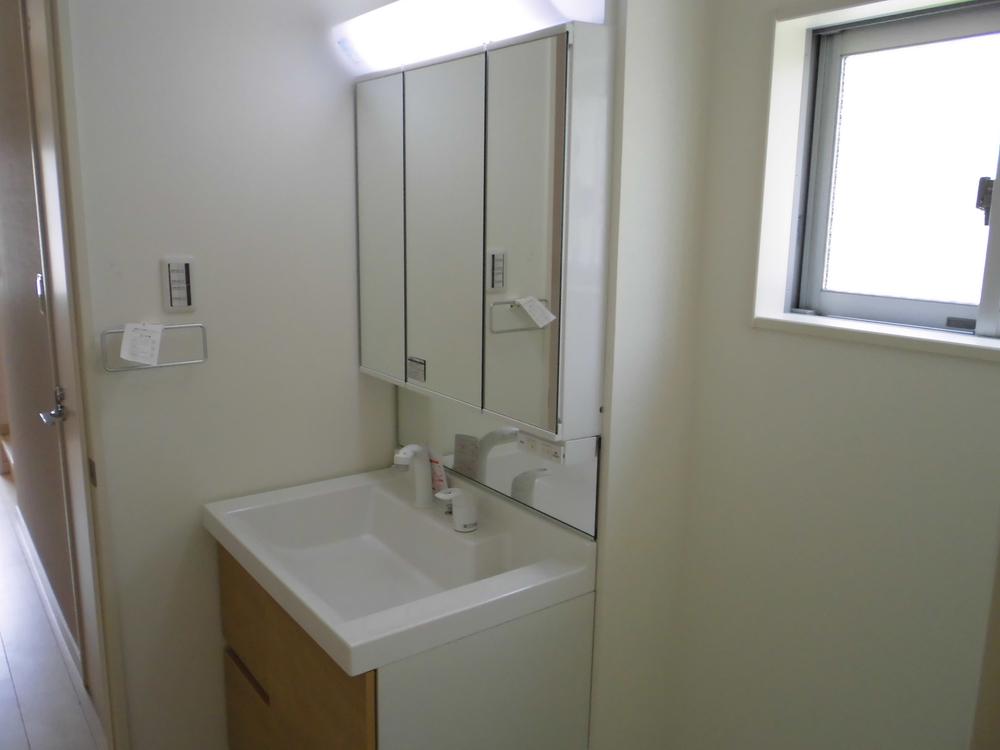 Wash basin, toilet. Wash