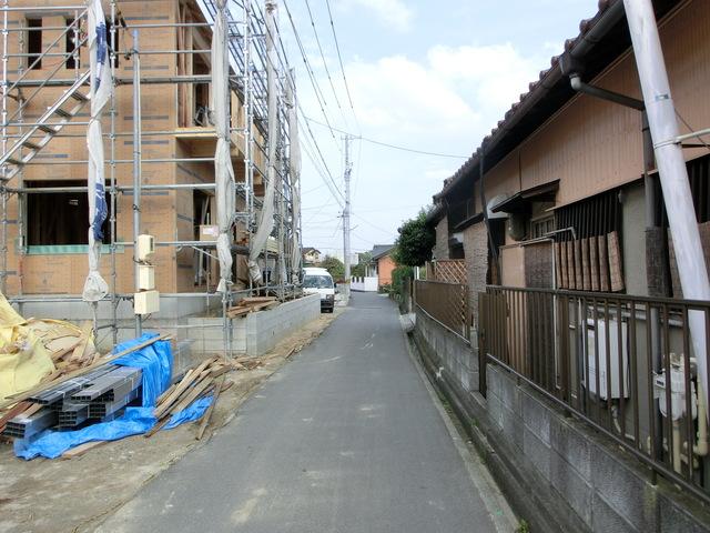 Local photos, including front road. Frontal road 2013 October 31, 2008 shooting