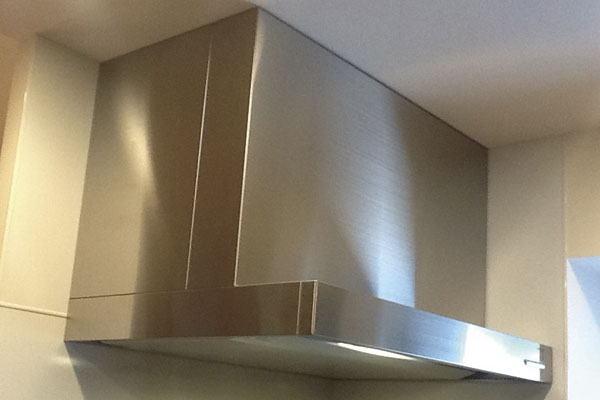 Kitchen.  [Stainless steel range hood] Utilizing suction force is up the draft phenomenon. Do not miss the oily smoke. Also, Since the high-quality enamel to the current plate has been adopted stubborn oil stains also wiped off easily (same specifications)