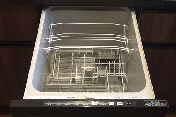 Kitchen.  [Automatic dishwasher] Dishwasher washable speedily together a large number of tableware. All at once you rinse the dirt in the tower washer (same specifications)