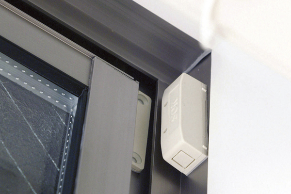 Security.  [Security sensors] The windows and the entrance door facing the shared hallway, Security magnet sensors have been installed. If there is intrusion, Nariwatari alarm sound, It will be automatically reported to the security company (same specifications)