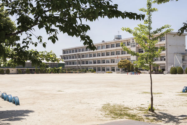 Surrounding environment. 7-minute walk to the "Municipal Chiryu Nishi Elementary School.". Nursery schools and other educational facilities are also equipped to peripheral (Municipal Chiryu Nishi Elementary School / 7 min walk ・ About 560m)