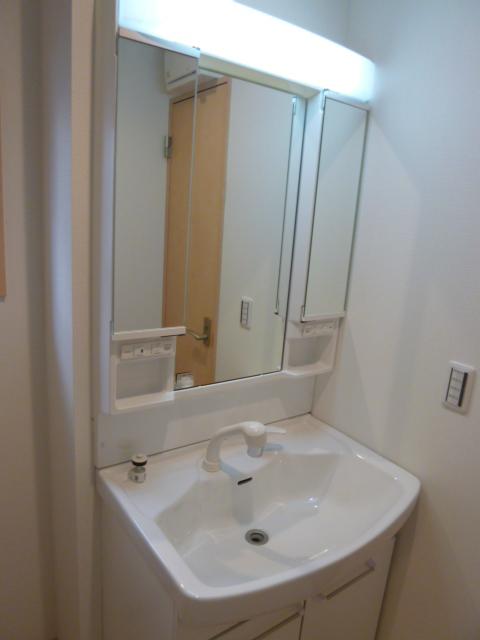 Wash basin, toilet. Complete reference case