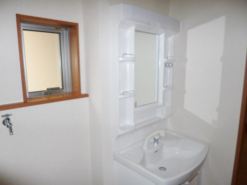 Wash basin, toilet. Indoor (12 May 2013) Shooting