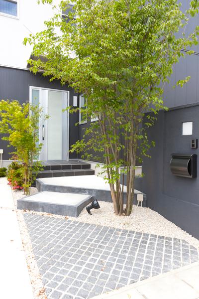 Local appearance photo. There are also one house one house concept entrance approach. (June 2013) Shooting