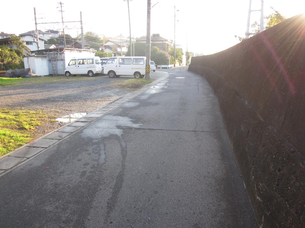 Local photos, including front road. Frontal road North 2.56m ~ 4.06m