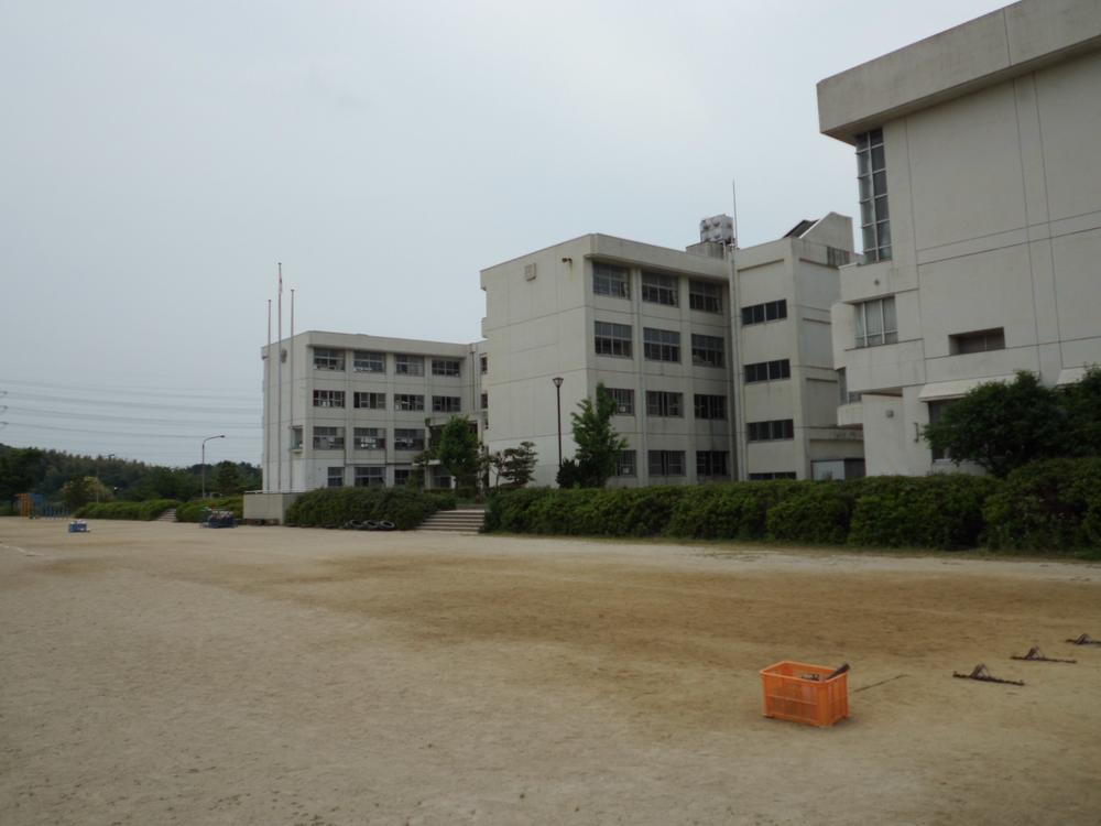 Junior high school. Chita to City Central Junior High School 2120m