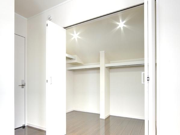 Receipt. Walk-in closet that comfortably can be stored