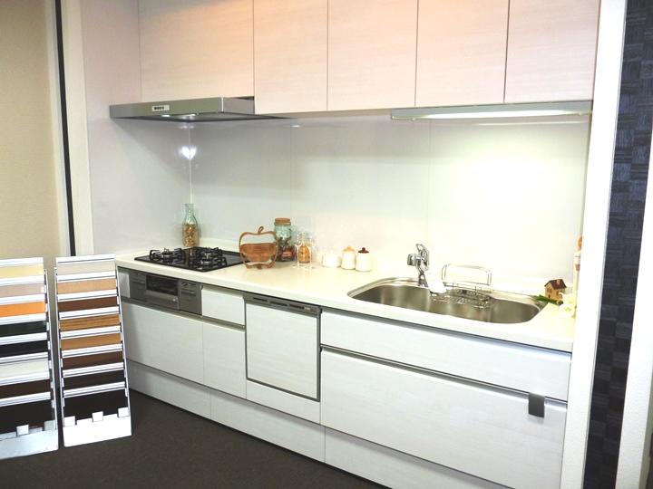 exhibition hall / Showroom. Many storage, Easy-to-use kitchen. Also actually you can see other colors! 
