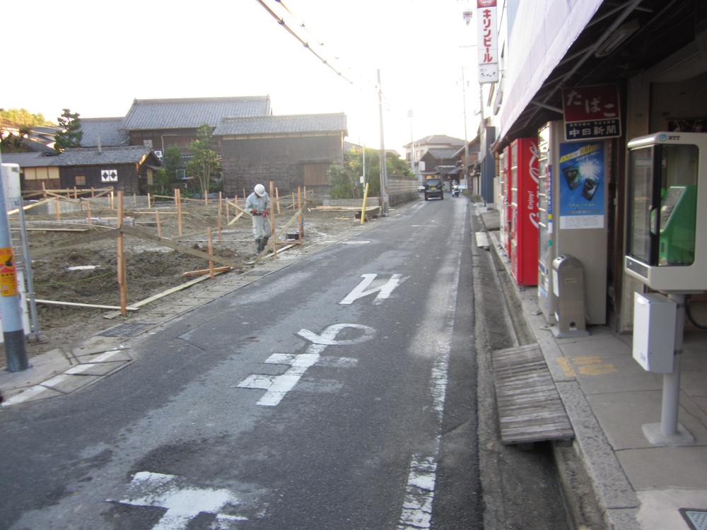 Local photos, including front road. Frontal road West 4.73m