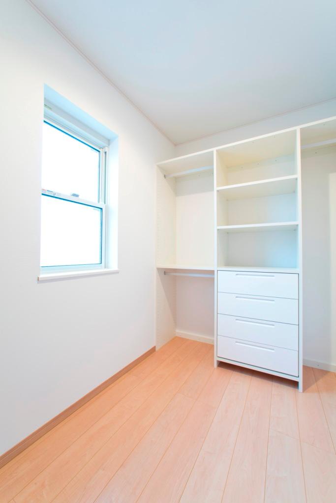 Receipt. It has adopted a 3 pledge large large walk-in closet with an emphasis on amount of storage (2-11)