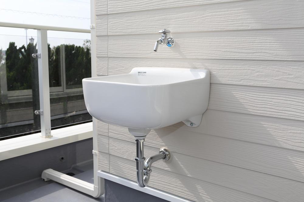 Other Equipment. Zentei standard equipped with a convenient slop sink of usability is on the second floor balcony. It is very useful to have on the second floor of the windows and balconies of wiping. 