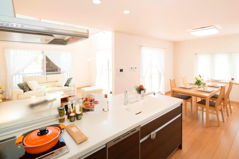 Kitchen. By adopting the full-open type of kitchen, Kitchen space to produce a sense of openness and comfort. 