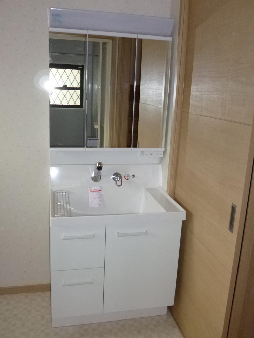 Wash basin, toilet. Indoor (11 May 2013) Shooting