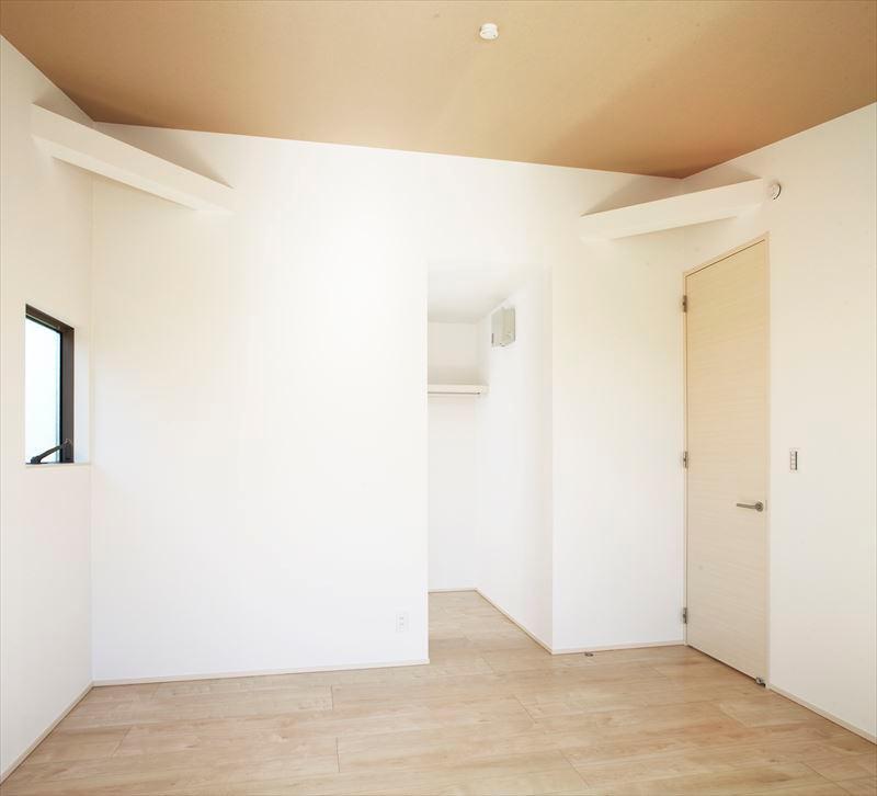 Non-living room. Building A Master Bedroom The main bedroom of the slope ceiling there is a feeling of opening, WIC is Western-style and accessories also all dispose of large size. Also kept clean room. 