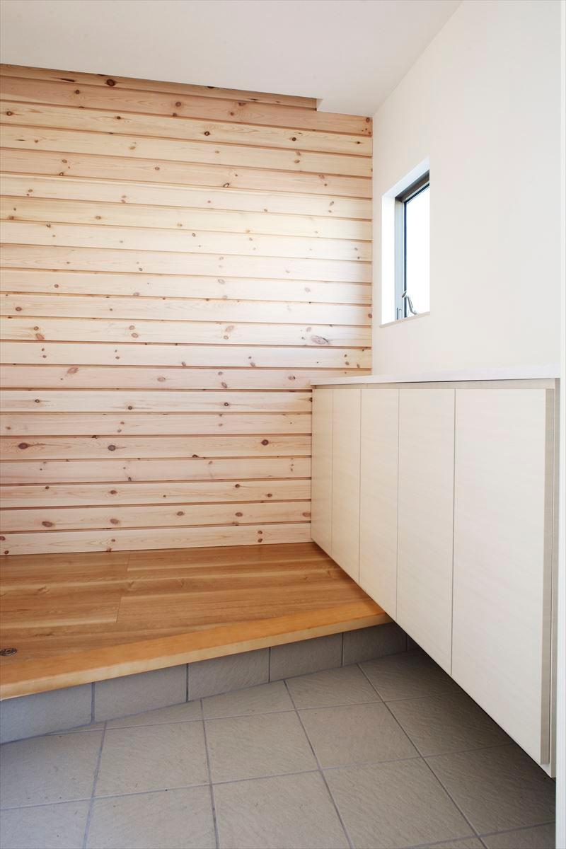 Entrance. The entrance hall of the building B entrance hall paneled wall, It established a longer decoration counter with a storage capacity. Decoration, such as family photos and season, It is possible a variety of production. 