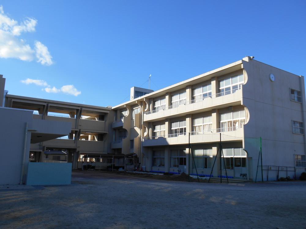 Primary school. About 5 minutes walk 350m to Nitta Elementary School