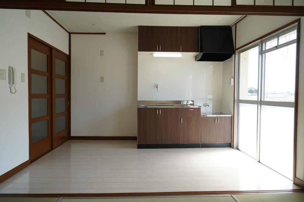 Living.  ■ Landscape from the southwest side of Japanese-style kitchen