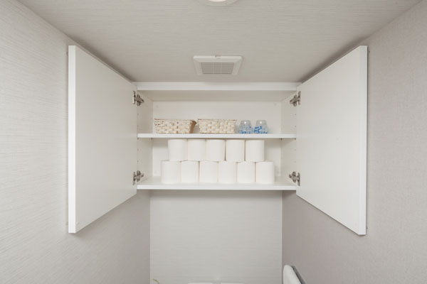 Toilet.  [Toilet hanging cupboard] The dead space of the upper part of the tank has been installed convenient hanging cupboard that can clean houses the toilet supplies such as toilet paper and hand towels (same specifications)