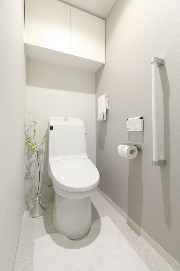 Toilet.  [toilet] Compared with the conventional products of INAX, To achieve significant water-saving effect. Also, By installing a handrail on the wall, So that it can be used with confidence to the elderly, Has been consideration to safety (D type model room)