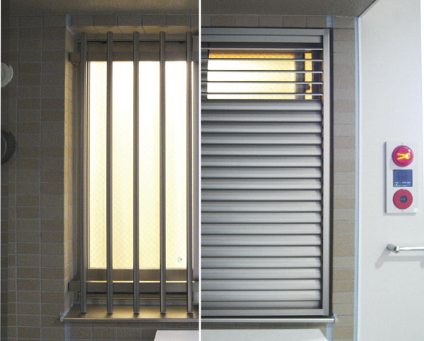 Security.  [Louver surface lattice] The window of the living room facing the shared hallway, Equipped with a louver surface lattice considering the crime prevention. You can capture the light and wind by adjusting the angle (Description Photos)