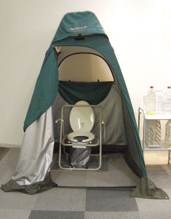 earthquake ・ Disaster-prevention measures.  [Disaster prevention warehouse] Just in case of a disaster in the entrance building second floor, Disaster prevention warehouse that was stockpiled, such as blankets and manhole toilet are available (manhole toilet / Same specifications)