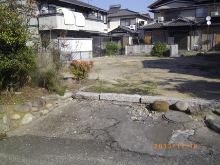 Local photos, including front road. Local (2013 11) shooting Parking spaces 4 cars Allowed