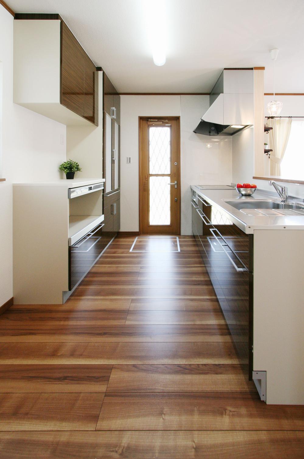 Kitchen. Wife of the castle: Katazuki you clean in the face-to-face kitchen