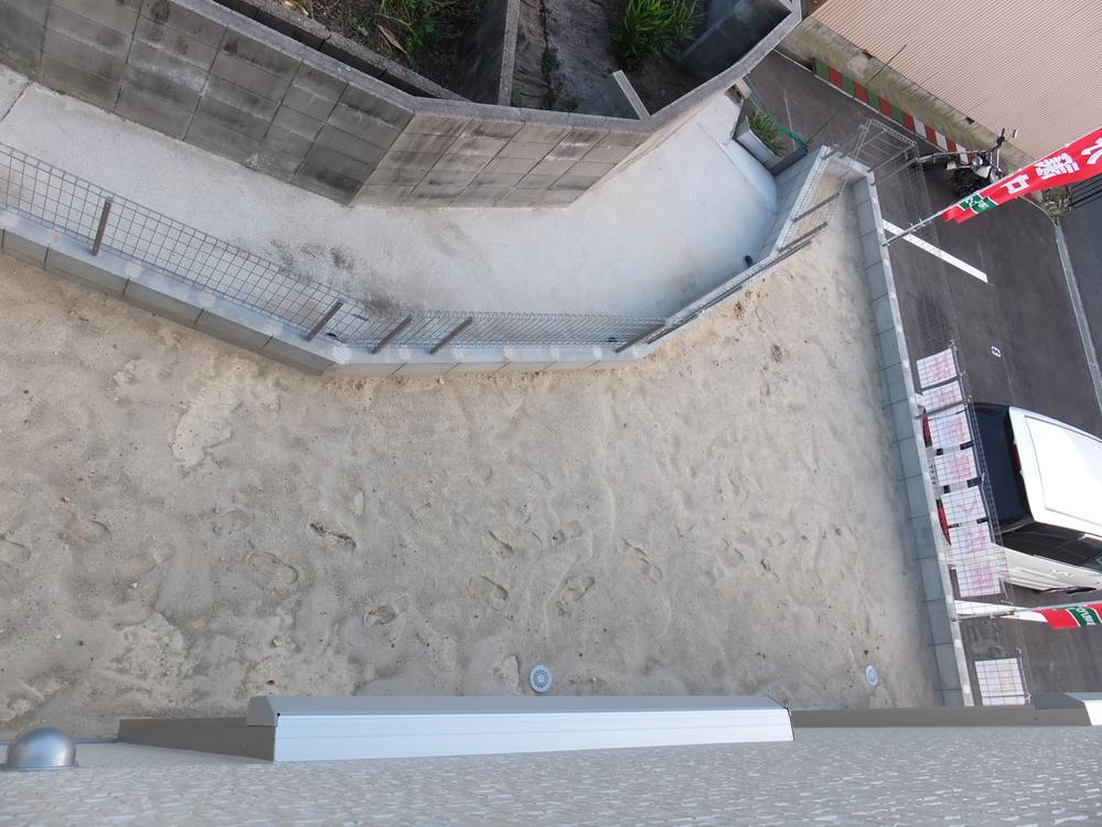 Garden. The south side of the garden, It adorned the living room