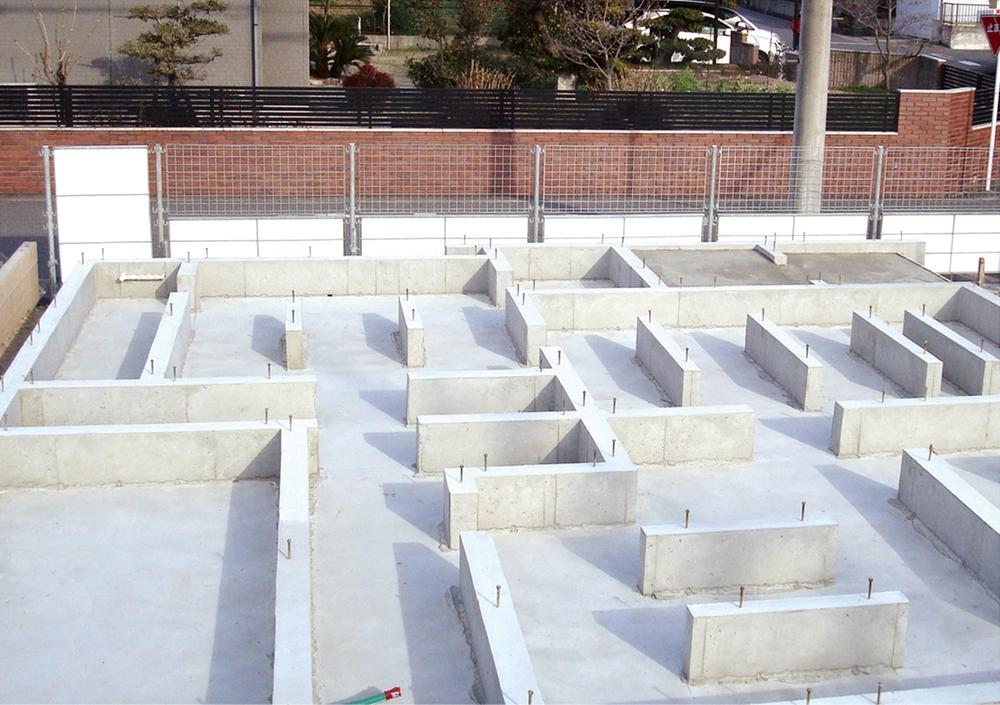 Construction ・ Construction method ・ specification. In order to realize the high earthquake resistance, Adopt a "full-based foundation" to the basic construction method. By making the floor the entire integrated covered with reinforced concrete, Firmly support the building, It produces a more solid foundation shape. 