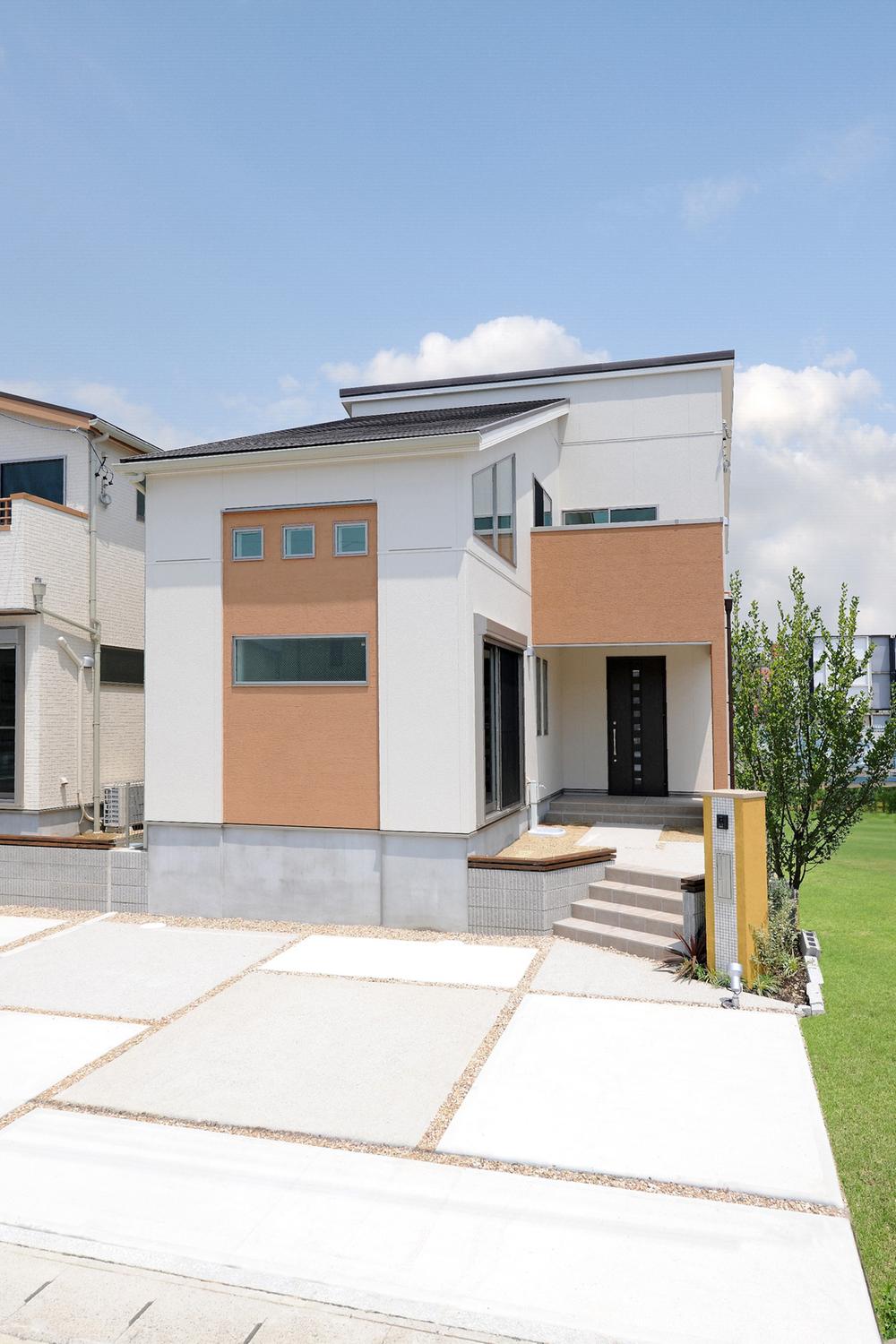 Local appearance photo. The walls of the house accents painted in white outer wall [No, B] 