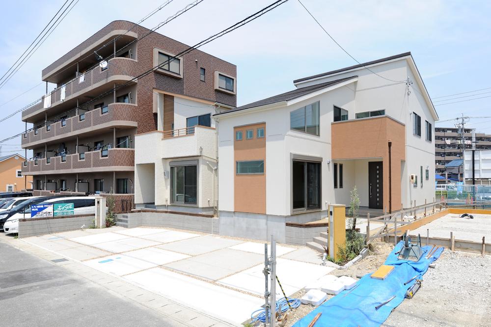 Local photos, including front road. 3 units can be parking