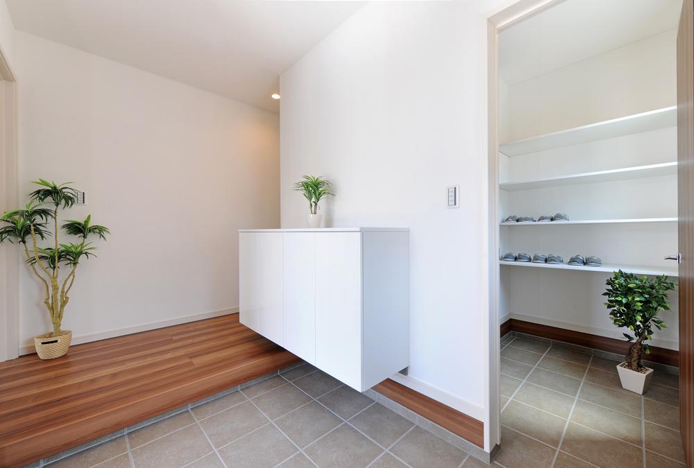 Entrance hall with a shoe-in cloakroom [No, B] . With a shoe-in cloakroom