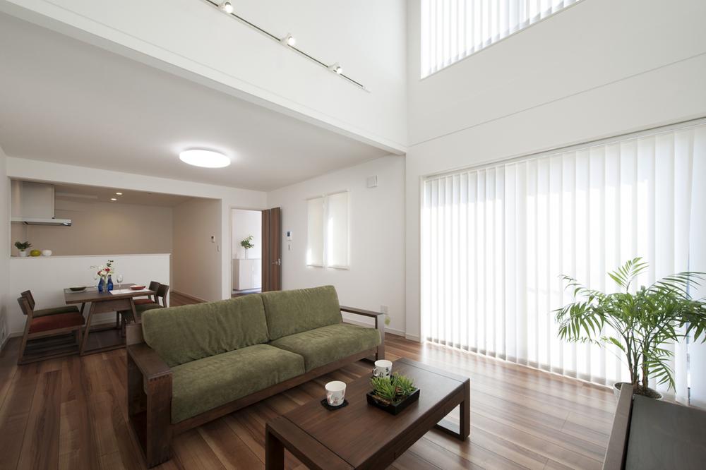 Bright living room with vaulted ceiling [No, B] . Bright living room with vaulted ceiling