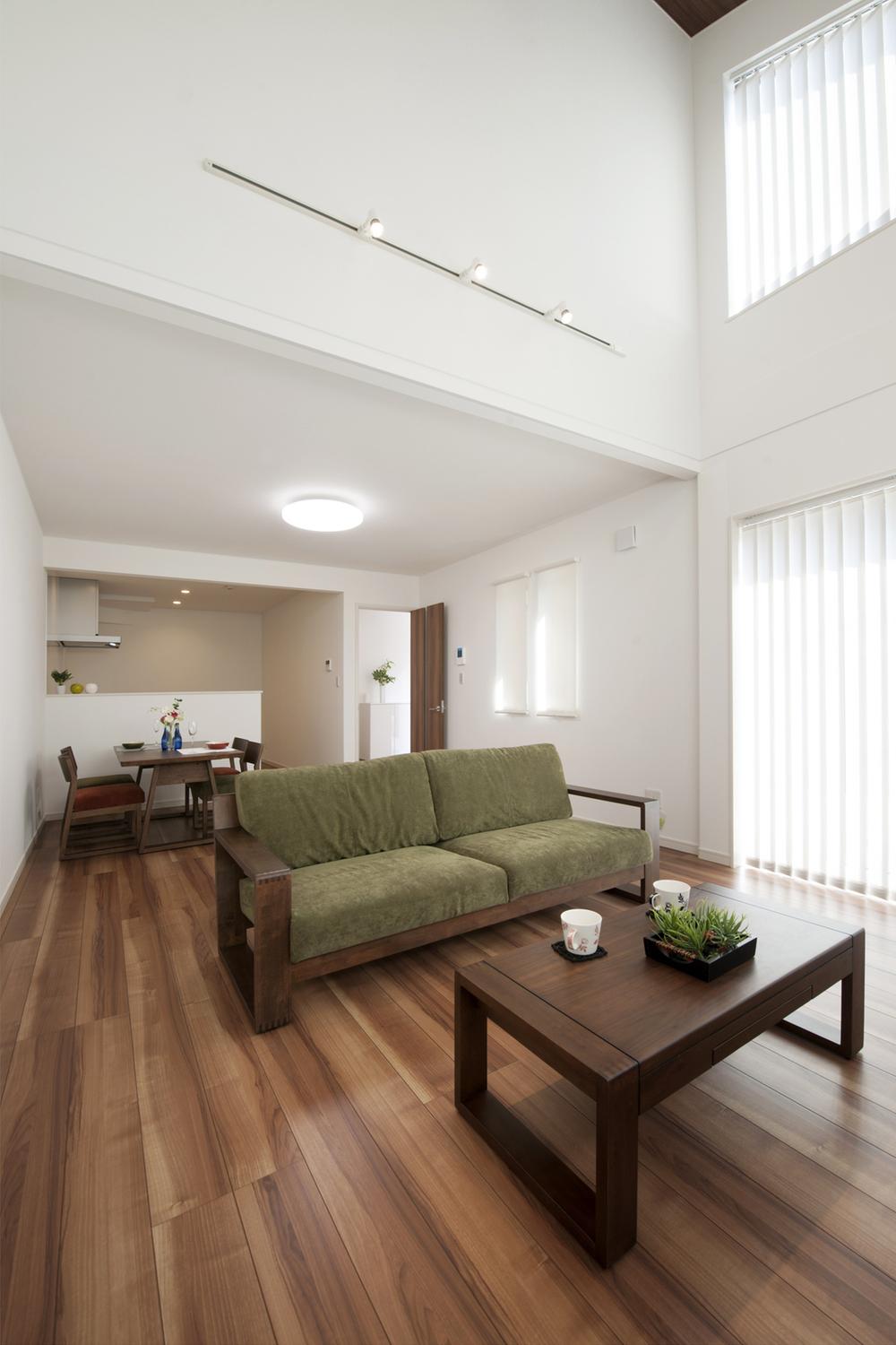 Living. Bright living room with vaulted ceiling [No, B] 