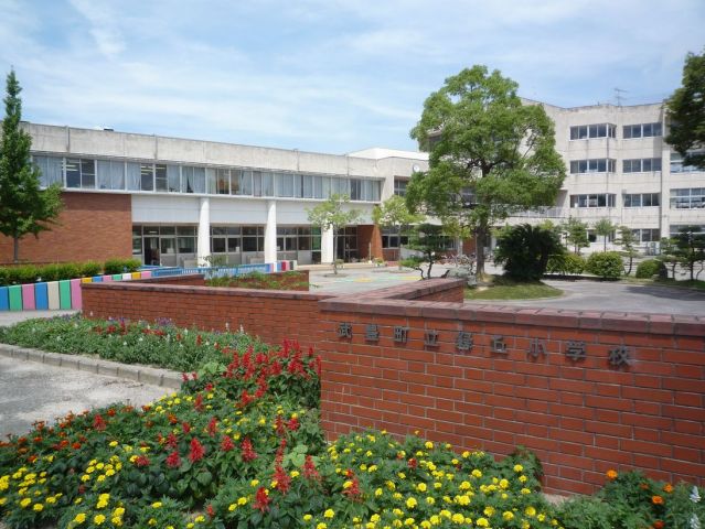 Primary school. Municipal Midorigaoka up to elementary school (elementary school) 1600m