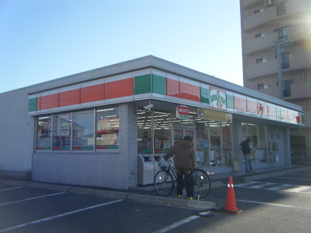 Convenience store. Thanks Higashiura Station store up to (convenience store) 907m