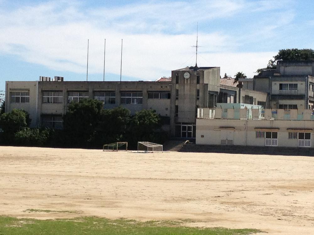 Junior high school. Higashiura stand Higashiura until junior high school 937m