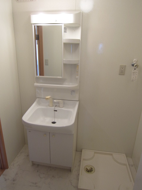 Washroom. Washbasin with shower ・ Laundry Area