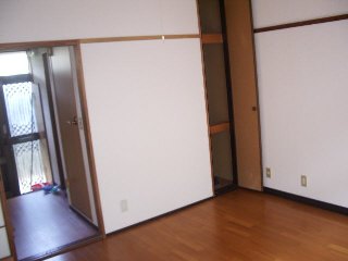 Living and room. It is a state seen from the window side.