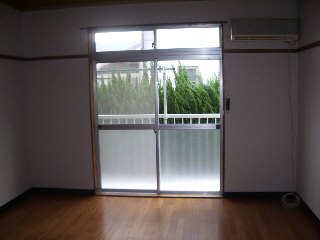 Living and room. Room is the size of a room in 8 tatami Interoceanic.