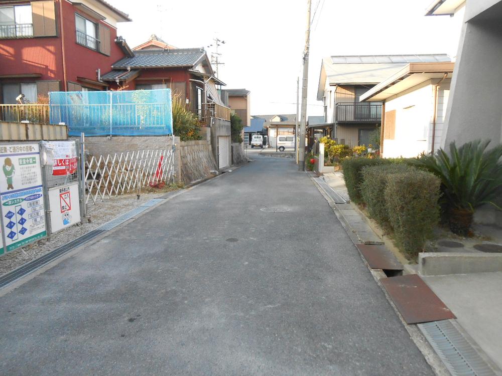 Local photos, including front road. Frontal road East 4.6m