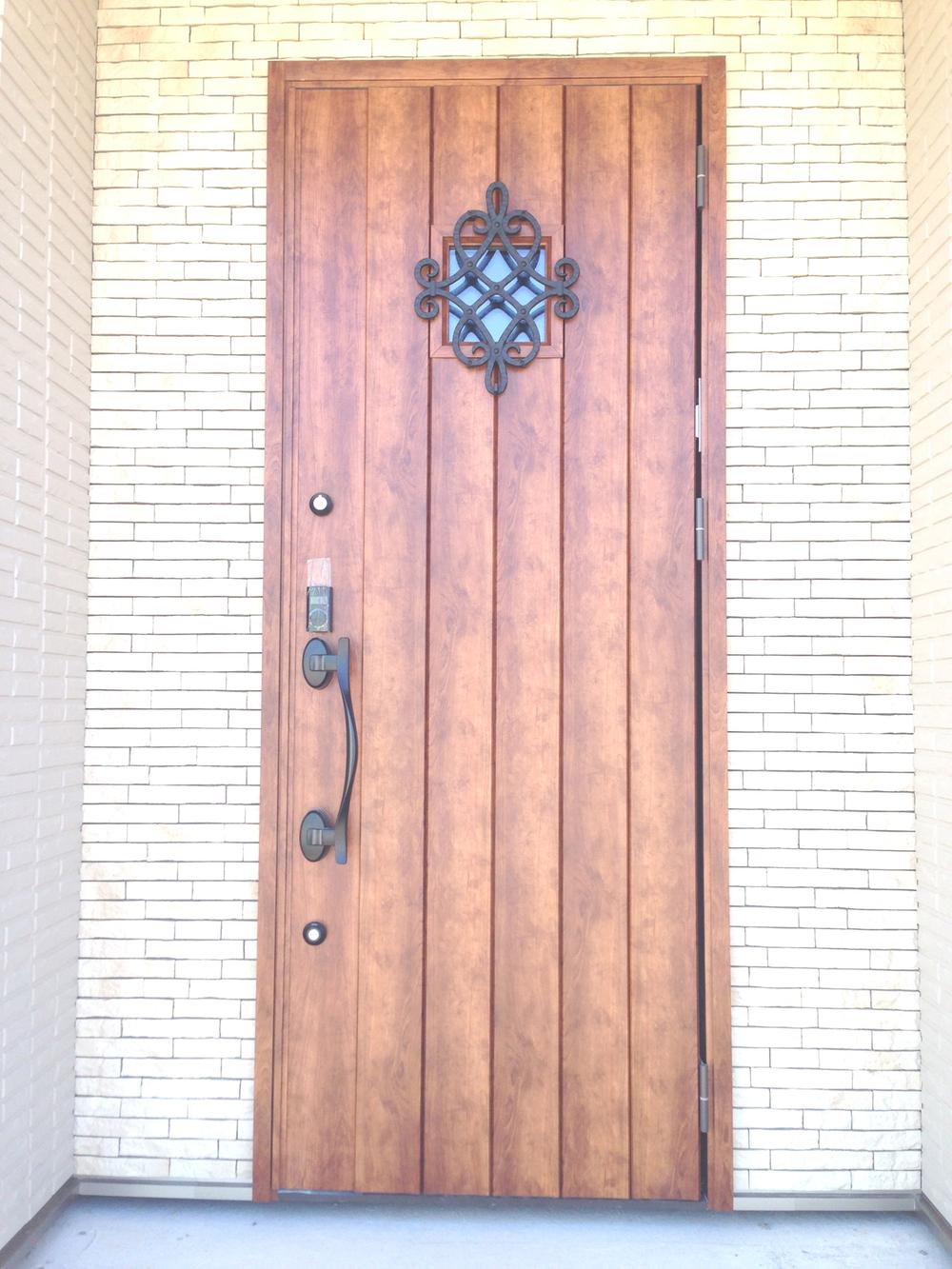 Entrance. 13-6 No. land Entrance door with a profound feeling in wood carving Local (10 May 2013) Shooting