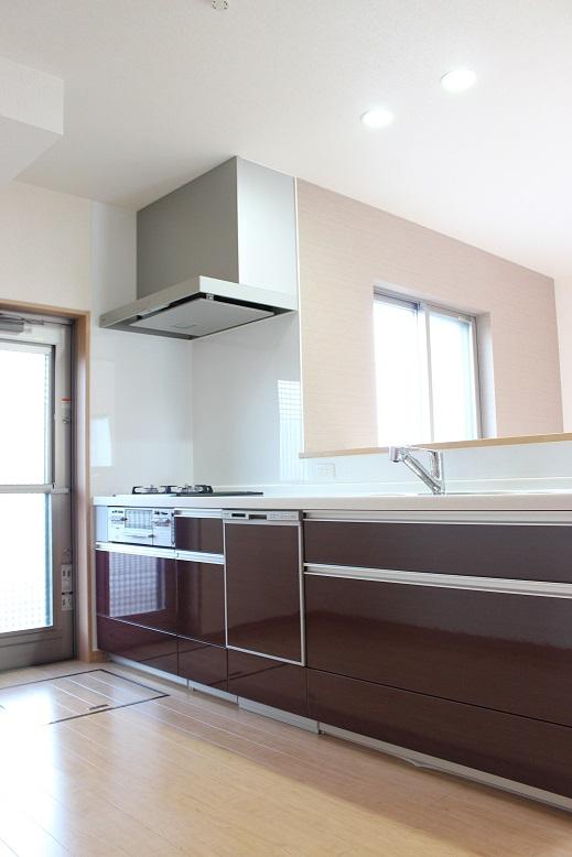 Kitchen. Easy to clean glass-top stove and pans and pot also enter dishwasher, etc., Comfortable original system kitchen in pursuit of basic functions. ※ Photo is our example of construction, And the property is different.
