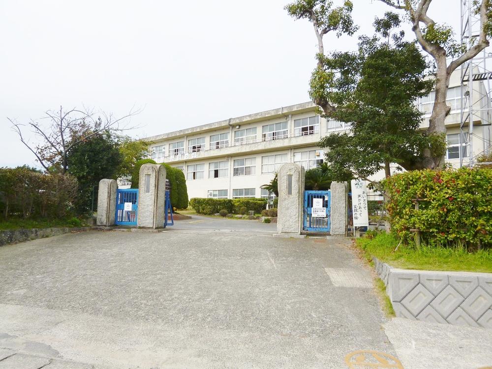 Primary school. 950m until taketoyo stand wealth Elementary School