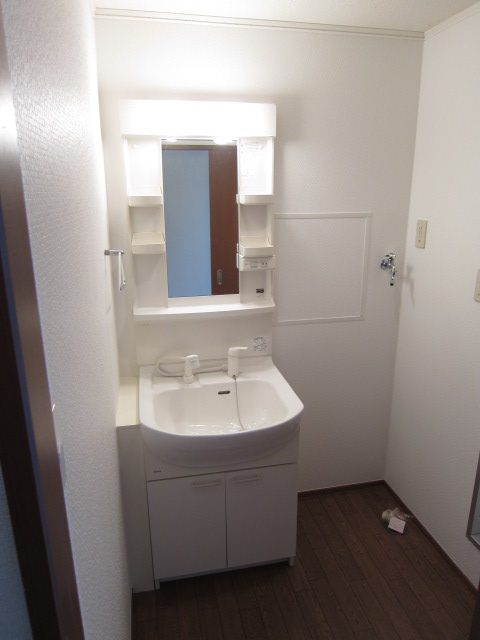 Washroom. Washbasin with shower ・ Washing machine in the room